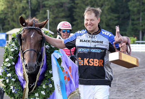 Antti Ojanperä juhli tallin toista suurmestaruutta.