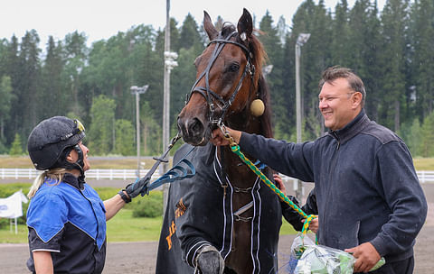 Heidi Kuossari ja Dimitri Palmroos juhlivat Social Networkin Jokimaan Monté Tähden voittoa reilu viikko sitten Jokimaalla.