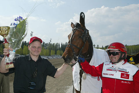 Mika Vihelällä on takanaan pitkä ura hevosenomistajana. Vuonna 2004 hän juhli Nonstop Hornlinen voittoa Ahti Antti-Roikon kanssa.
