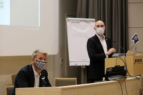 Puheenjohtaja Mikael Forstén ja toiminnanjohtaja Jukka Koivisto korona-ajan kevätkokouksessa. .