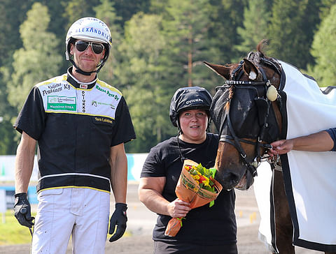 Tiina Mäkisen valmentamalla Humisevalla (kuvassa) 75-tasollakin menestynyt Tero Lahtinen saa uuden mahdollisuuden Hevosurheilun ideavihjeen varman ohjissa. Illalla hän ajaa Maria Laukkasen treenaamaa Bravo Sencelloa.