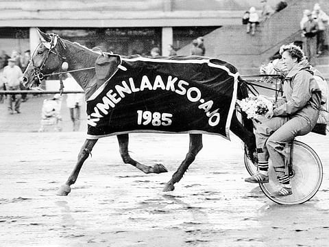 Angelique vuoden 1985 Kymenlaakso-ajon voittajana, rattailla Ilkka Korpi ja hoitaja Sirpa Tienhaara.
