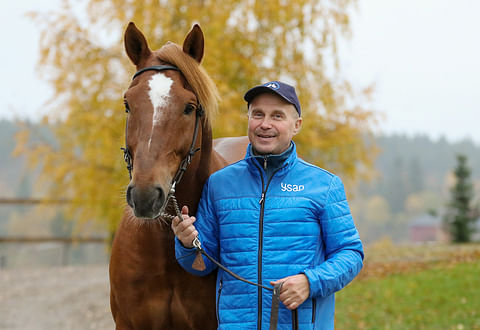 Kuukauden hevonen Vaellus valmentajansa ja osaomistaja Timo Vääräsen kanssa. Kuva Anu Leppänen.