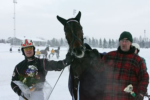 Samuli Innanen (vas) ja Kari Innanen (oik) voittajaseremonioissa Doohanin voitettua pronssidivisioonakarsinnan Jokimaalla joulukuussa 2005. Arkistokuva.