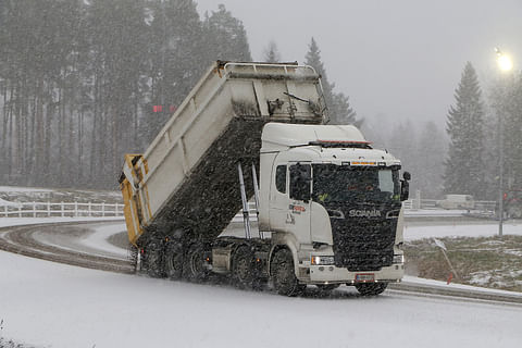 Uutta pintamateriaalia ajetaan pehmentämään Kuopion jäätynyttä rataa.