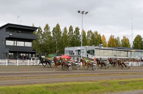 Oulussa rata on sunnuntairavien ja paikalla urakoivan kahden ratamestarin jäljiltä turvallisessa kunnossa. Arkistokuva: Anu Leppänen