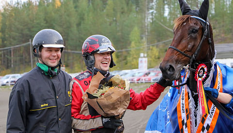 Mikko Kauhasta ja Tuomas Pakkasta hymyilytti toissa syksynä, kun Tellmeastory oli kirinyt Kavioliiga-osakilpailuna toimineen Tammer-ajon voittoon ajalla 15,0.