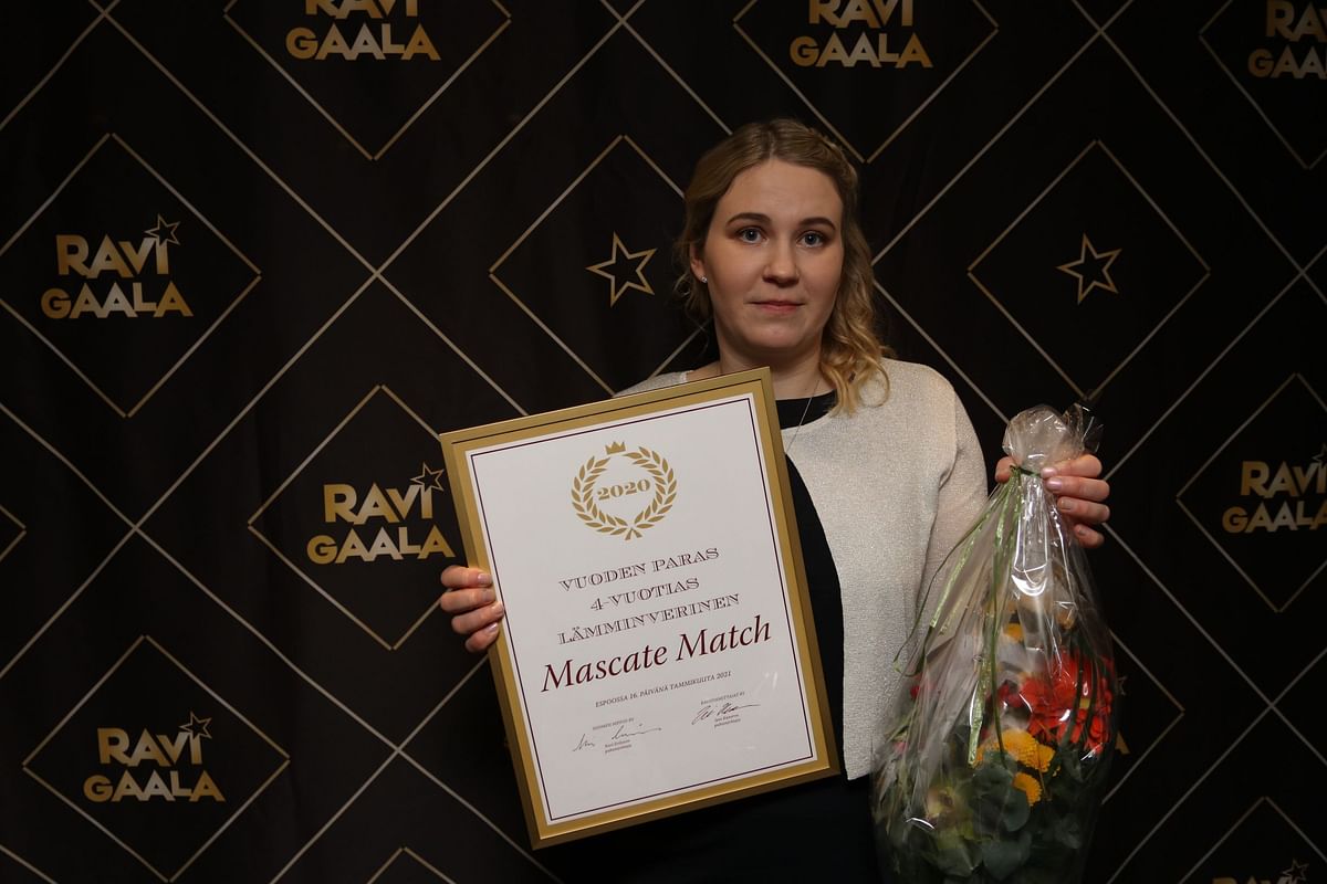Ravigaala huipentui Mascate Matchin palkitsemiseen Vuoden hevosena. Sen ja vuoden parhaan 4-vuotiaan palkinnot otti vastaan tamman hoitaja Hanna Rakkolainen.