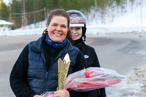 Nina Pettersson-Perklén ja Sanna Kekko juhlivat vastikään Teivossa Be The Onen T75-voittoa. Supersukuisen tamman kausi jatkuu Ruotsissa.