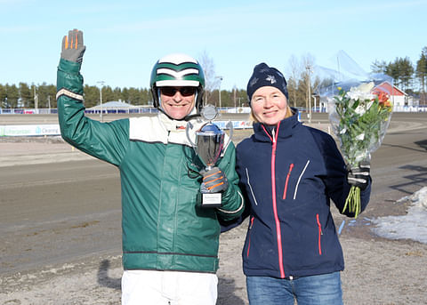 Pekka ja Minna Luukkosella oli syytä hymyyn torstaina Kouvolassa.