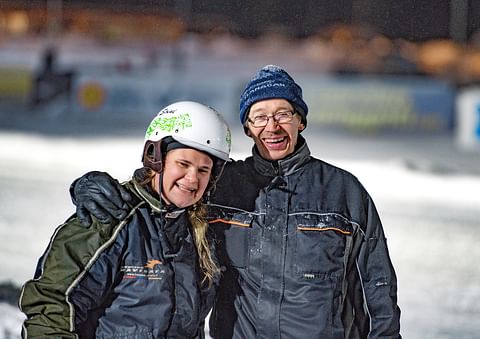 Valmentaja Raija Soini ja omistaja Kari Tamio juhlivat Kittan T76-voittoa Kuopiossa joulukuussa 2017.