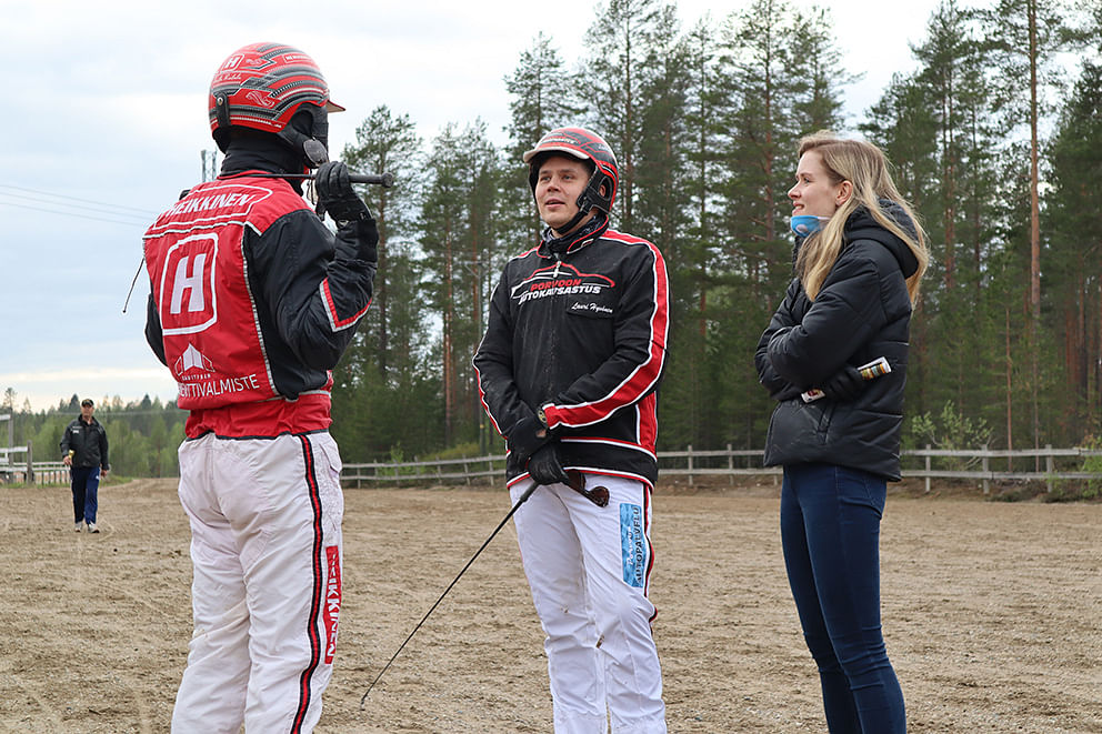 Santtu Raitala kävi kilpailua jälkikäteen läpi "palautekeskustelussa" Lauri Hyvösen kanssa. Emilia Lehtonen oli mukana avopuolisonsa tukena. Kuva: Henri Lehikoinen.