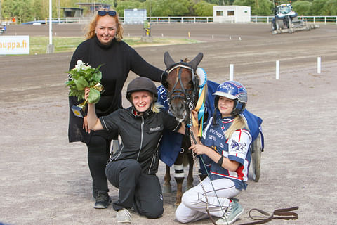 Jalo Herman voitti vuoden 2021 ponien Pikkukunkun. Ilona Rekilä ponin oikealla puolella ohjasti ponin voittoon.