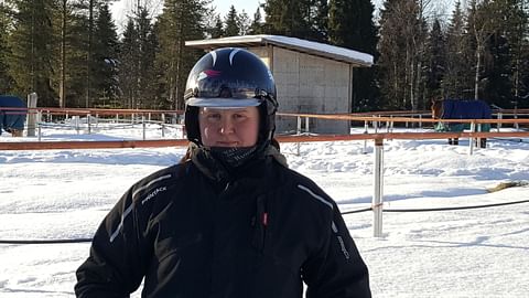 Rovaniemellä toissa talvena omaa tallia pyörittänyt Miia Pulkkanen työskentelee tällä hetkellä Antti Ojanperällä.
