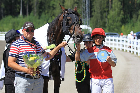 Seija ja Jouni Myllyharjun juhlivat Barack La Marcin voittoa viimeisen kerran Jokimaalla heinäkuun alussa.
