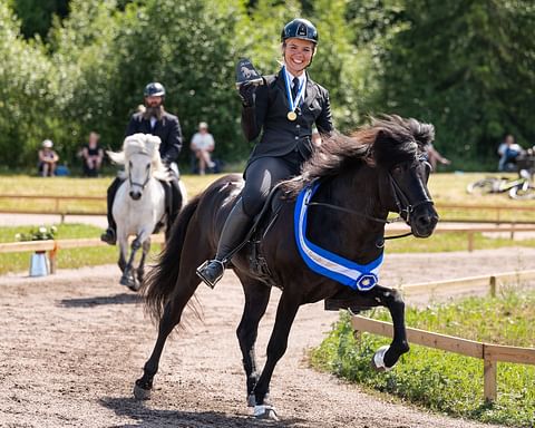 Arnella Nyman ja Thór från Järsta nelikäyntiluokan kunniakierrokselta.