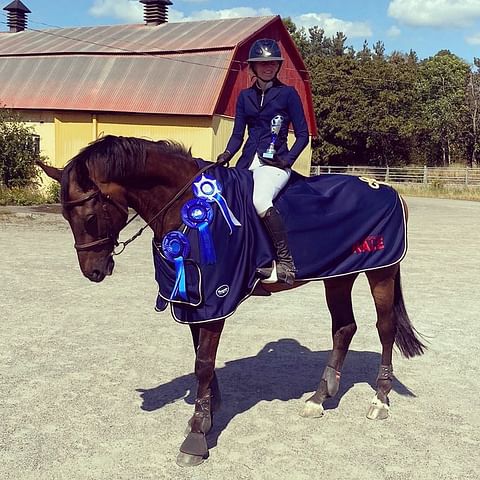 Ida Varjo ja Costner nappasivat komeat ruusukkeet Metsämäki Horse Showsta.