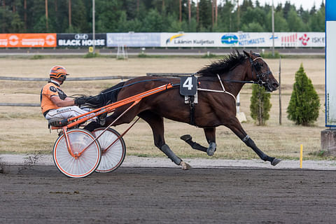 Listas Minttu aloitti uransa Suomessa kuvassa rattailla istuvan Tommi Kylliäisen valmennuksessa. Nyt tammaa treenaa Antti Veteläinen.