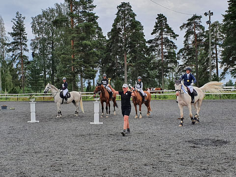 Daniela Neiran ja Lassus, Amanda Kivelä ja Konfeta, Minni Puumalainen ja Regent sekä Sarina Kettunen Dekret sekä edessä Porvoon Ratsutallin yrittäjä Pia Vallgren juhlimassa kentän joukkuemestaruutta.