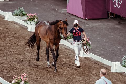 USA:n joukkueen jäsen Jessica Springsteen ja Don Juan van de Donkhoeve hevostarkastuksessa Tokion Baji Koenissa. Kaikki osallistuneet hevoset läpäisivät tarkastuksen. 