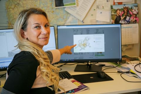 Stiina Ikonen on aikeissa ottaa tatuoinnin lehden sarjakuvahahmosta Reilu-Metristä muistoksi Hevosurheilu-vuosistaan. Kuva: Roosa Lindholm