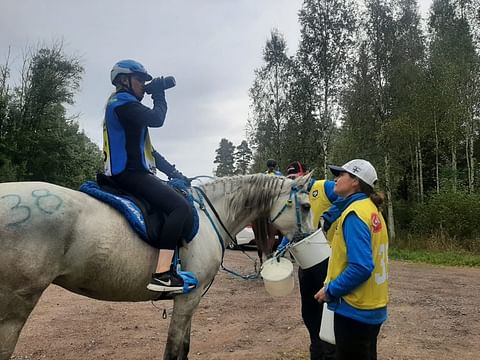 Linda Lampinen ja La Esperanza juomatauolla. Oikealla äiti Tanja Lampinen.