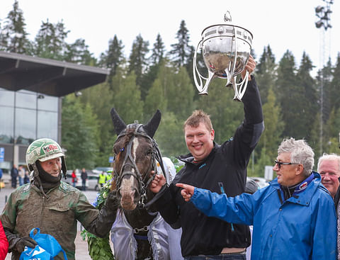 Ville Kallen omistaja Janne Paavola nosti voittopystin kohti taivasta.