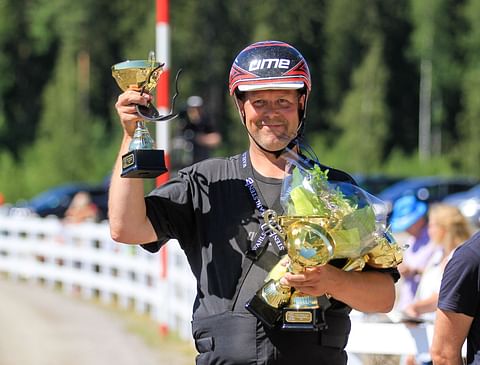 Hannu Laakkonen juhli heinäkuussa Suur-Hollola-ajon Viisivuotistähden voittoa Always Readylla.