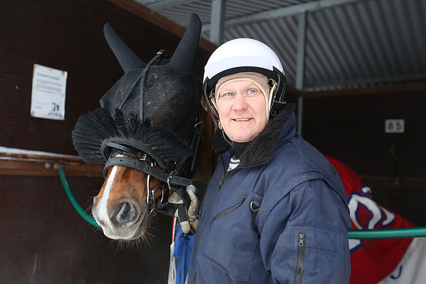 Jarmo Hänninen on ollut aktiivina raviurheilussa mukana 25 vuotta. Arkistokuvassa kasvattaja-omistaja-valmentaja Hymyhattaran kanssa.