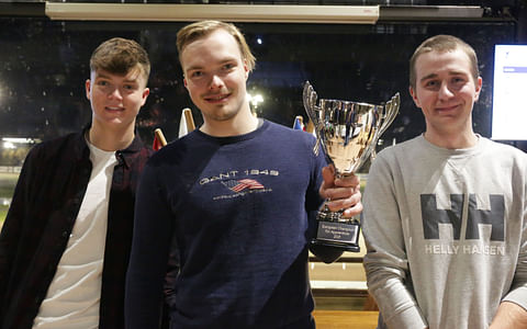 Kokelasohjastajien kärkikolmikko: keskellä Lukas L Svedlund, vasemmalla Oisin Quill ja oikealla Riku M Lindgren.