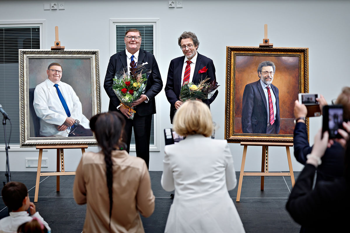 Sairaanhoitopiirin johtajien muotokuvat julki – "Taiteilija on onnistunut vangitsemaan ilmeeni hyvin"