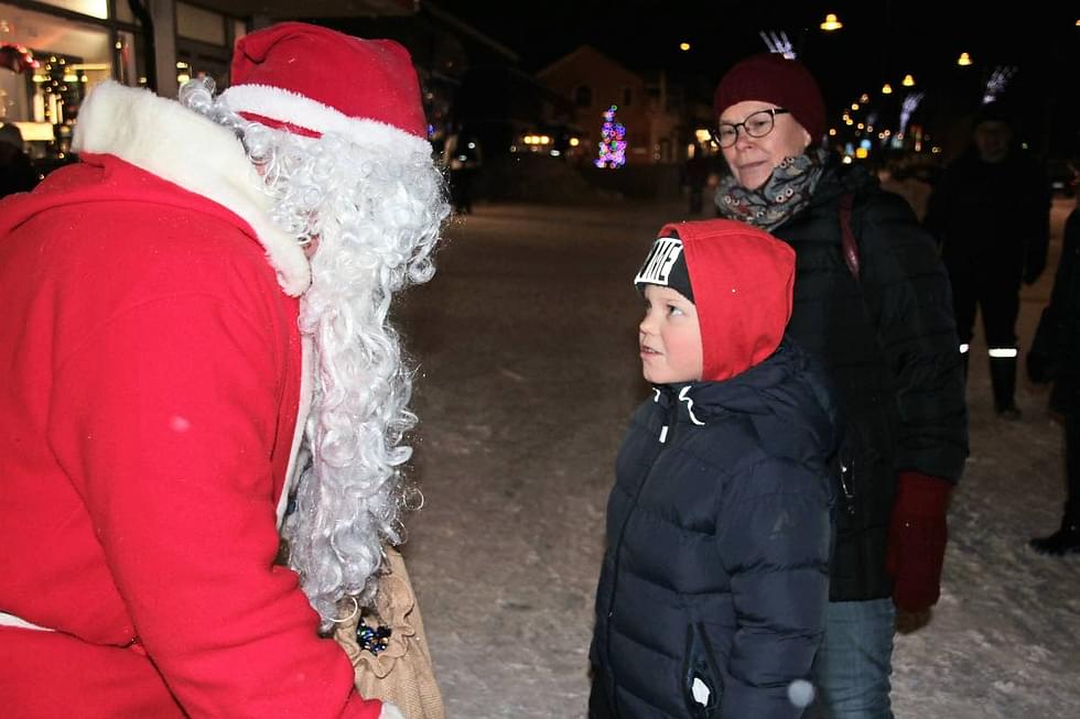 Veikka Heikkinen pääsi juttusille joulupukin kanssa vuosi sitten järjestetyssä Joulun avaus -tapahtumassa.
