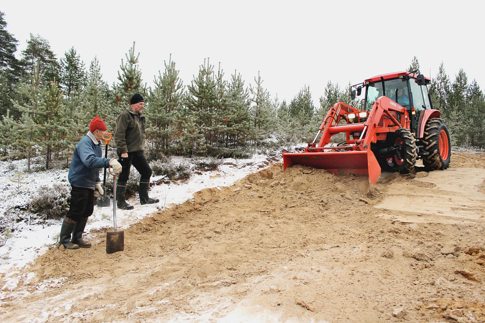 Pertti Kiiskinen (vas.) ja Arto Suhonen seurasivat traktoreineen apuun tulleen Kasperi Karttusen työskentelyä.