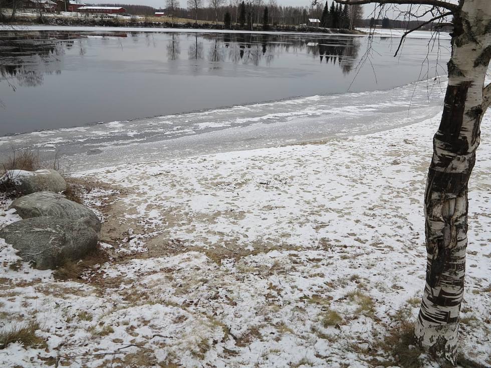 Miehen kuolemaan viime kesänä entisen leirintäalueen uimarannalla johtaneita tapahtumia puidaan käräjäoikeudessa.