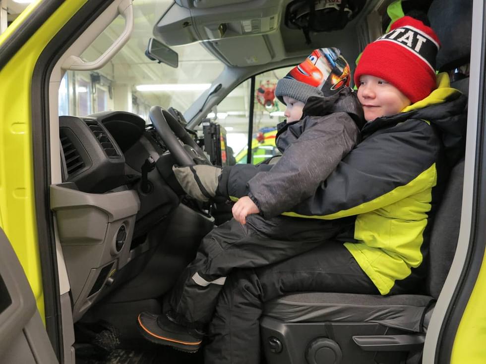 Oskar Turunen (vas.) ja Niklas Oinonen kiipesivät ambulanssin ohjaamoon Päivä Paloasemalla -tapahtumassa.