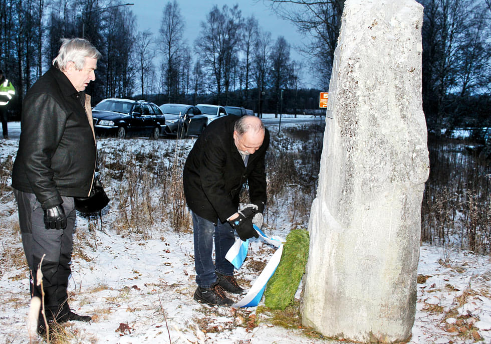 Reino Pippola (vas.) ja Heikki Turunen laskivat seppelen Nurmijärven kylällä talvisodan muistomerkille.