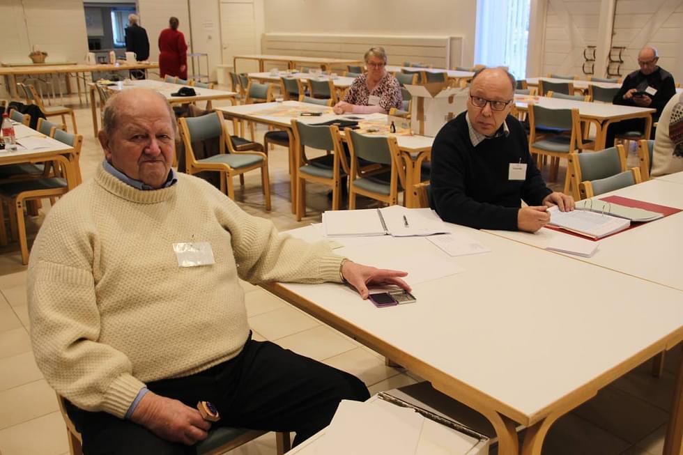 Pentti Oinonen (vas.) ja Pekka Nuutinen toimivat vaalitoimitsijoina seurakuntavaaleissa.