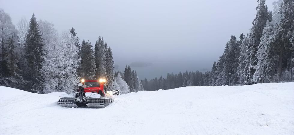 Tykitettyä lunta levitettiin Ukko-Kolin päärinteeseen maanantaiaamuna.