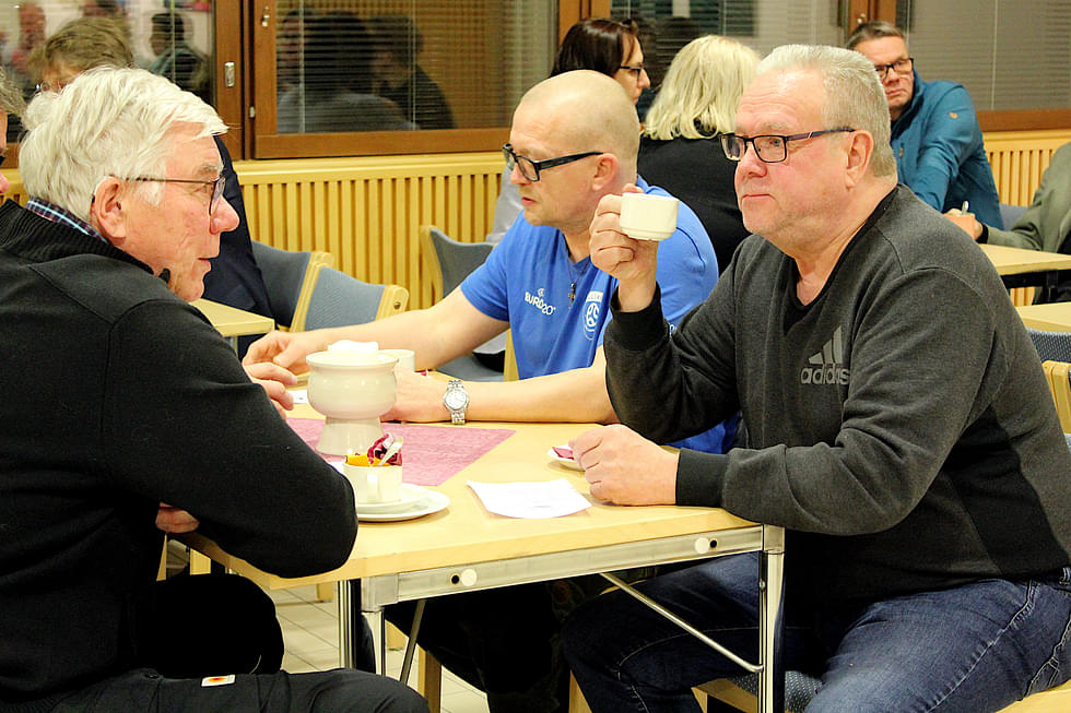 Kaupunginvaltuutetut Seppo Kiiskinen (kesk., vasemmalla), Mika Kärkkäinen (kesk.) ja Jouni Karppinen (sd.) keskustelivat kahvikupin ääressä ennen kokouksen alkua.