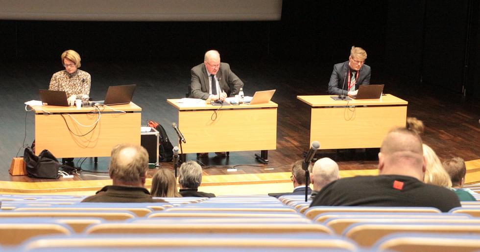 Matti Taponen (keskellä) valittiin jo kolmannen kerran tällä valtuustokaudella Lieksan kaupunginvaltuuston puheenjohtajaksi.