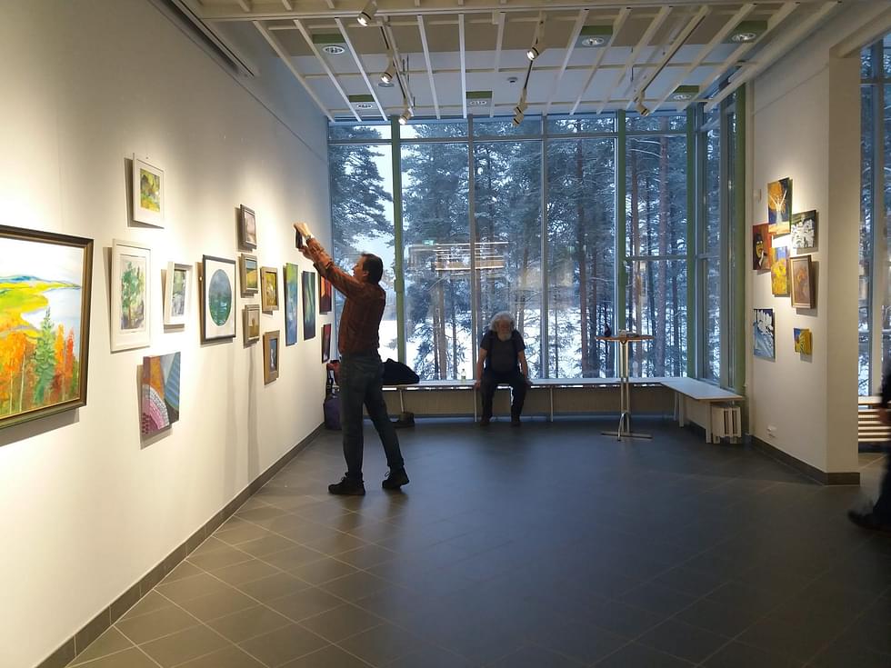 Aarne Ikonen (vas.) ja Heikki Elme olivat mukana ripustamassa Lieksan Taideyhdistyksen näyttelyä Galleria Tykoon.