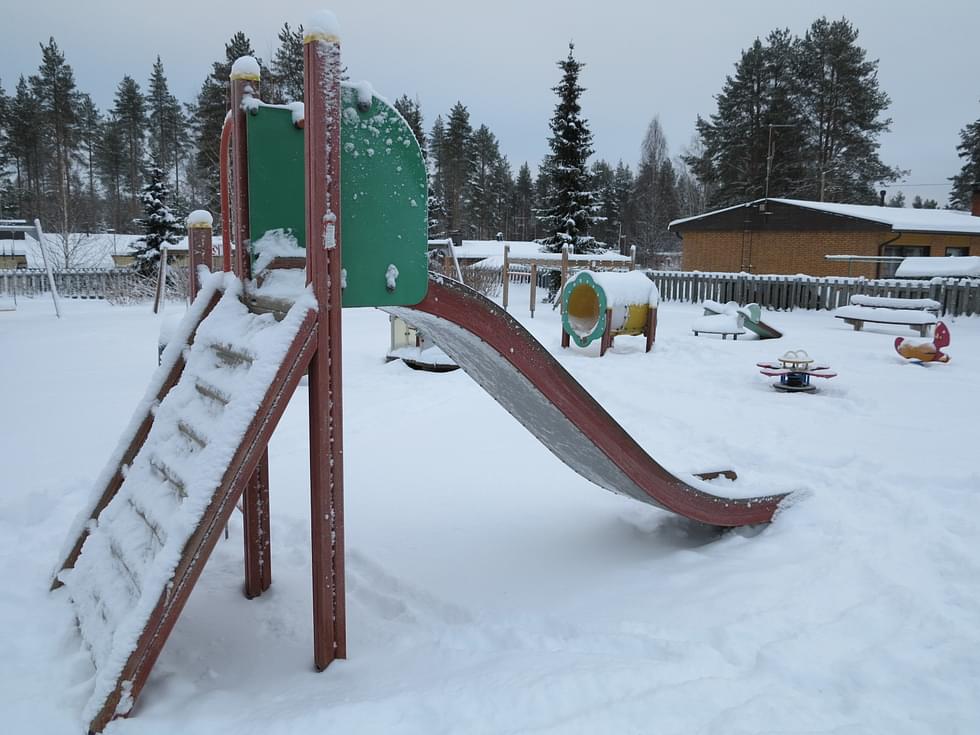 Repomännikön leikkikenttä sijaitsee Suotiellä.