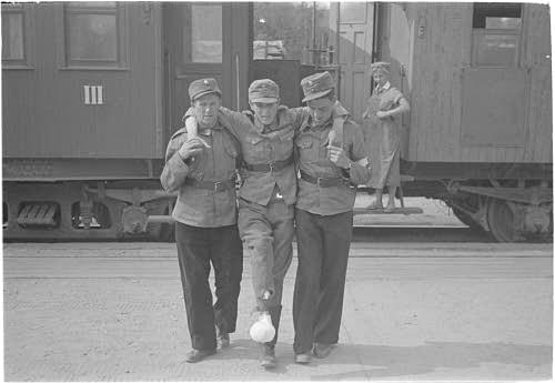 – Omia haavoittuneita siirretään autokuljetuksesta sairasjunaan Lieksan asemalla, kuuluu SA-kuvan kuvateksti.