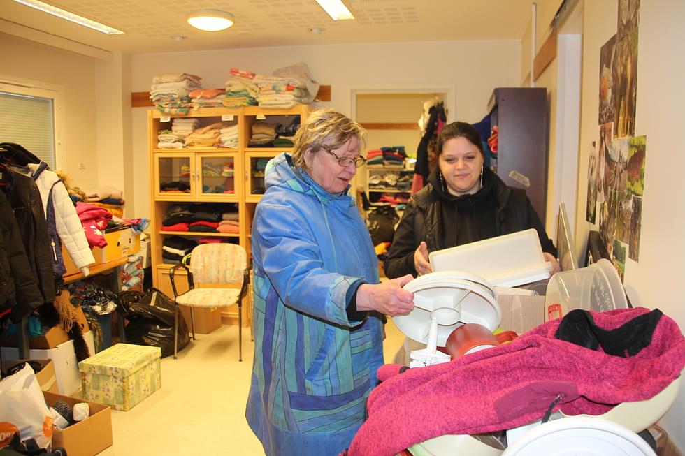 Irma Nykänen (vas.) ja Natalia Honkanen kävivät läpi Torikadun varastolle tuotuja tavaroita tiistaina.