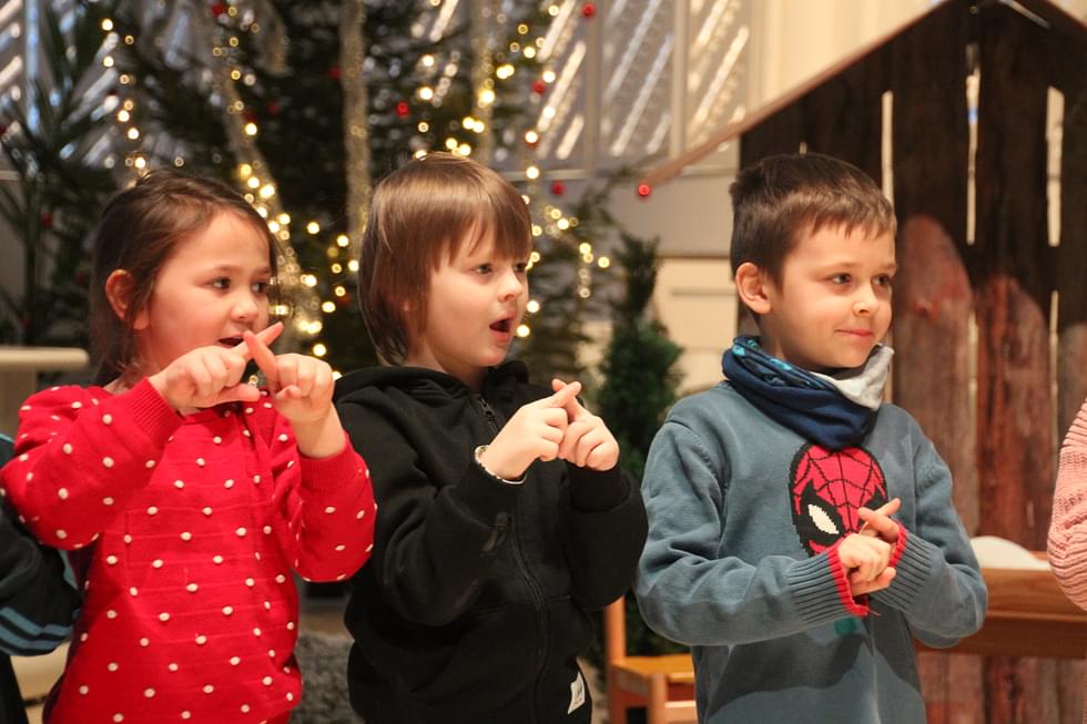 Eskarilaiset lauloivat kirkossa Tuiki, tuiki tähtönen -joululaulun