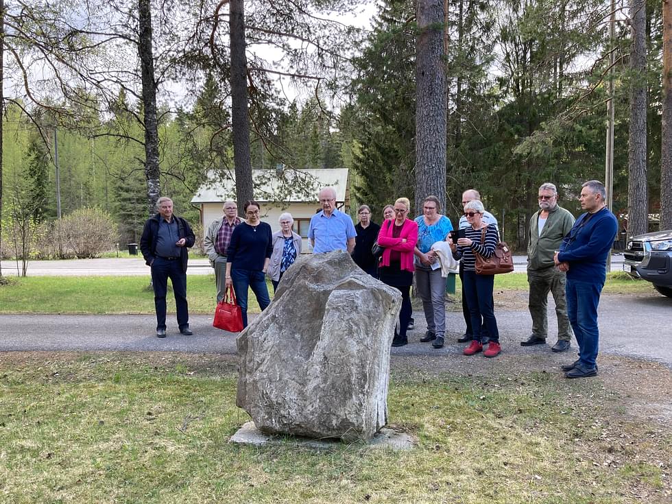 Saarelaisten sukuseura järjesti viime kesänä Pielisen ympäri retken, jonka ohjelmassa oli käynti Pekka Saarelaisen muistomerkillä Kolilla.