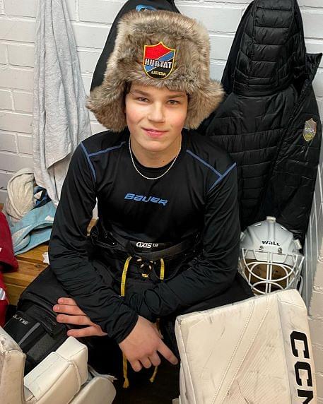 14-vuotias Tuukka Mikkonen pelasi ensimmäisen ottelunsa edustusjoukkueen maalivahtina.