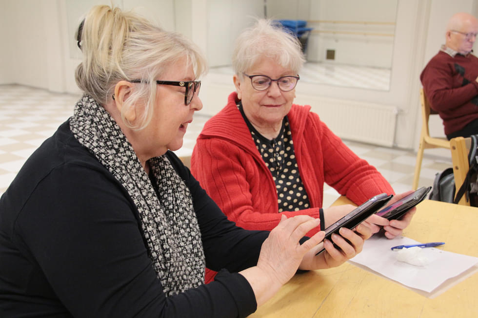 Leena Turunen ja Maija Jaatinen opettelivat yhteispelillä älypuhelintensa käyttöä. Annetut tehtävät tulivat tehdyksi ja oma puhelin tutuksi.