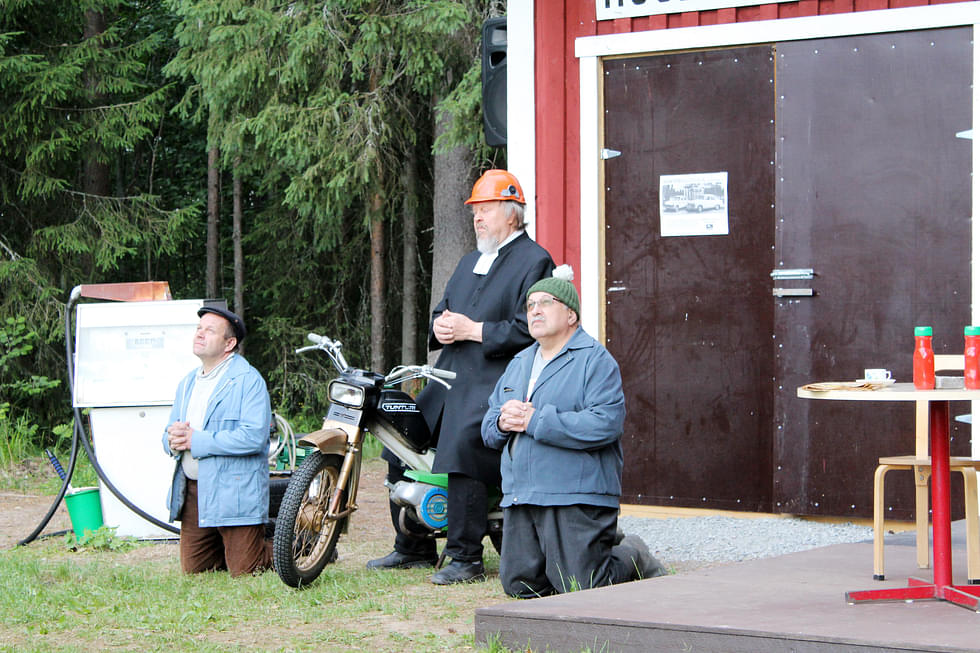 Tapio Kärkkäinen (vas.), Teijo Kuvaja ja Esko Honkanen näyttelivät Tankki täyteen -näytelmässä kesällä 2022.
