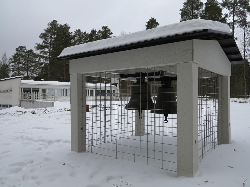 Kutsukellot-muistomerkki muistuttaa kirkonmäellä puretusta Pankakosken työkeskuksesta.